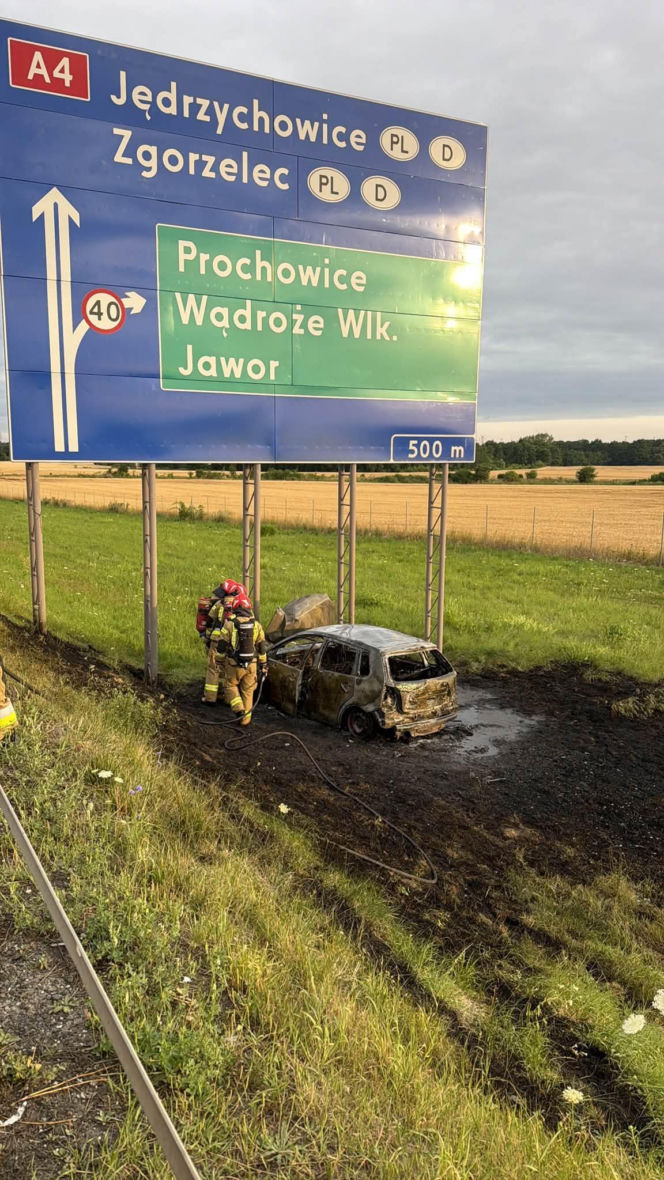 Tajemniczy wypadek na A4. Samochód zamienił się w kulę ognia