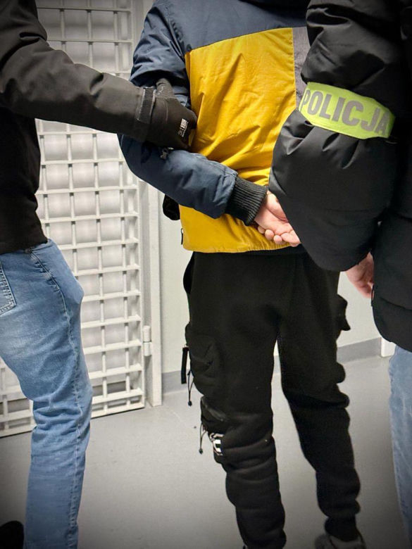 Rzucił butelką w ochroniarza po nieudanej próbie kradzieży