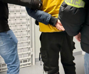 Rzucił butelką w ochroniarza po nieudanej próbie kradzieży