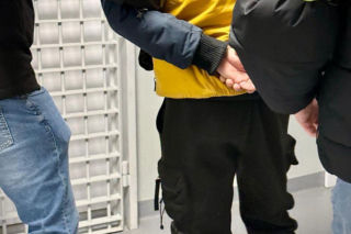 Rzucił butelką w ochroniarza po nieudanej próbie kradzieży