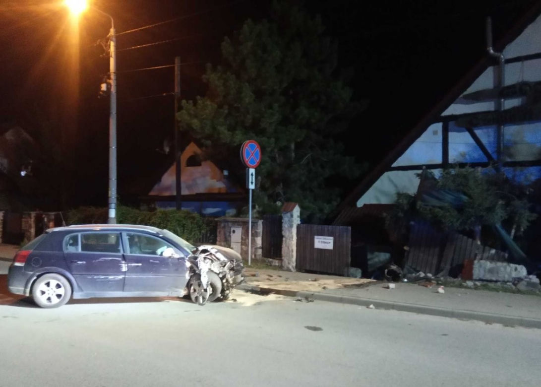 Rydzewo. Pijany nastolatkowie wjechali z ogrodzenie posesji. Auto zabrali rodzicom [ZDJĘCIA]