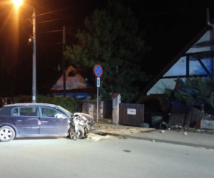 Rydzewo. Pijany nastolatkowie wjechali z ogrodzenie posesji. Auto zabrali rodzicom [ZDJĘCIA]