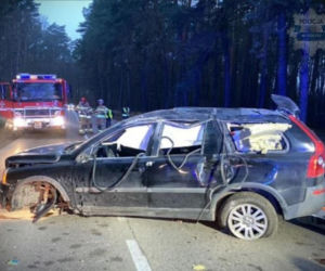 Dachowanie i śmierć w szpitalu. Jeden błąd i kierowca wypadł z auta