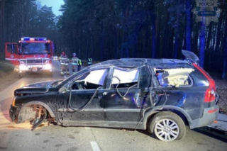 Dachowanie i śmierć w szpitalu. Jeden błąd i kierowca wypadł z auta