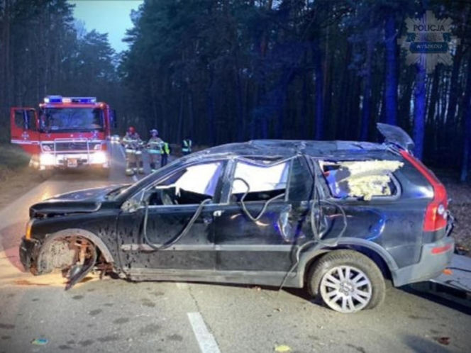 Dachowanie i śmierć w szpitalu. Jeden błąd i kierowca wypadł z auta