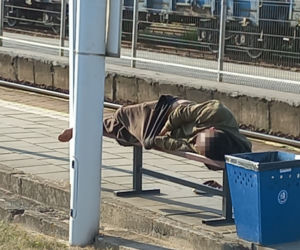 Robił TO na łódzkim dworcu
