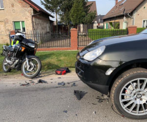 Motocyklista zderzył się z Porsche Cayenne 