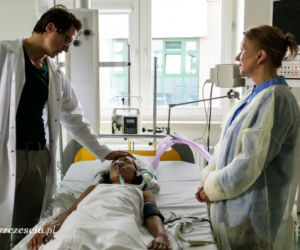 Barwy szczęścia odc. 1246. Sara (Dominika Kimaty), Barbara Grzelak (Sławomira Łozińska), Adrian Świderski (Sambor Czarnota)