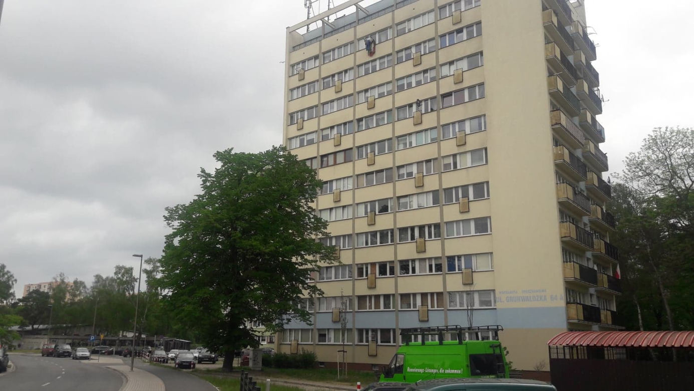 Mężczyzna wypadł z okna na szóstym piętrze wieżowca w Świnoujściu