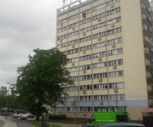 Mężczyzna wypadł z okna na szóstym piętrze wieżowca w Świnoujściu