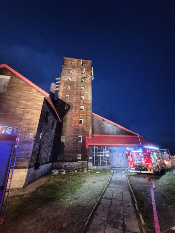 Pożar wieży nadawczej na Śnieżnych Kotłach. To ponad 1 500 m n.p.m. [ZDJĘCIA]