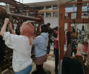 Studenci łódzkiej ASP szyją siatki maskujące dla ukraińskich żołnierzy
