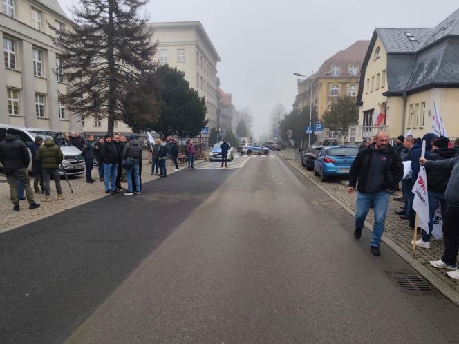 https://slaskie.eska.pl/gornicy-z-jsw-znow-protestowali-pod-ministerstwem-energii-w-katowicach-to-nie-tylko-o-barborke-chodzi-aa-fhae-P6Gi-drbJ.html