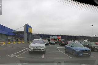 Co za arogancja! Zaparkowała mercedesem na trzech miejscach i jeszcze obraża innego kierowcę. Spie**laj Pan!. Nagranie hitem sieci [WIDEO]