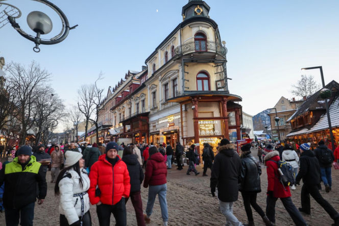 Fatalne warunki w Tatrach. Jest mroźno, ślisko, a szlaki są zasypane śniegiem. TPN ostrzega turystów