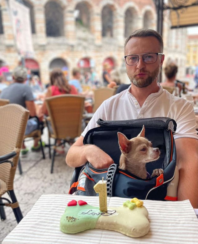  Poseł zrobił suczce "pierwsze adopciny". Świętował z żoną i Lilką we Włoszech