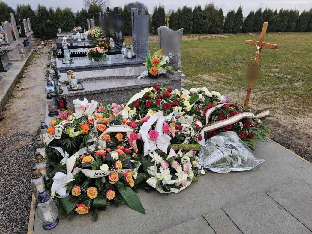 Grób 66-latka, który zmarł w radiowozie w Markowej
