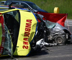 Makabra na drodze w Przemyślu! Osobówka zderzyła się z karetką. Nie żyje mężczyzna