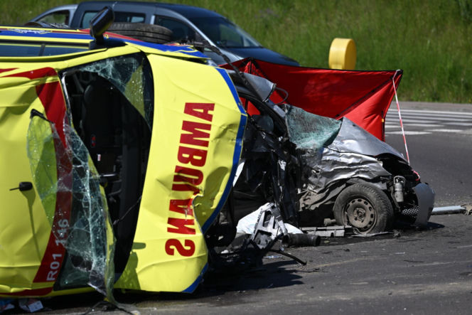Makabra na drodze w Przemyślu! Osobówka zderzyła się z karetką. Nie żyje mężczyzna