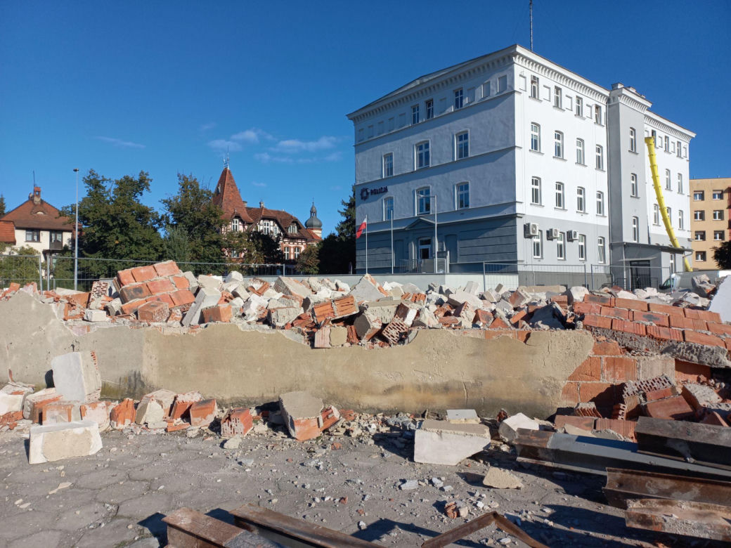 Ciężki sprzęt i gruzowisko. Powstanie nowa komenda policji w Lesznie za ponad 100 mln złotych
