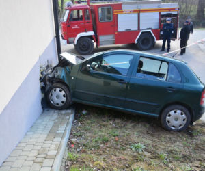 Tragiczny wypadek na Podkarpaciu. Samochód uderzył w budynek mieszkalny