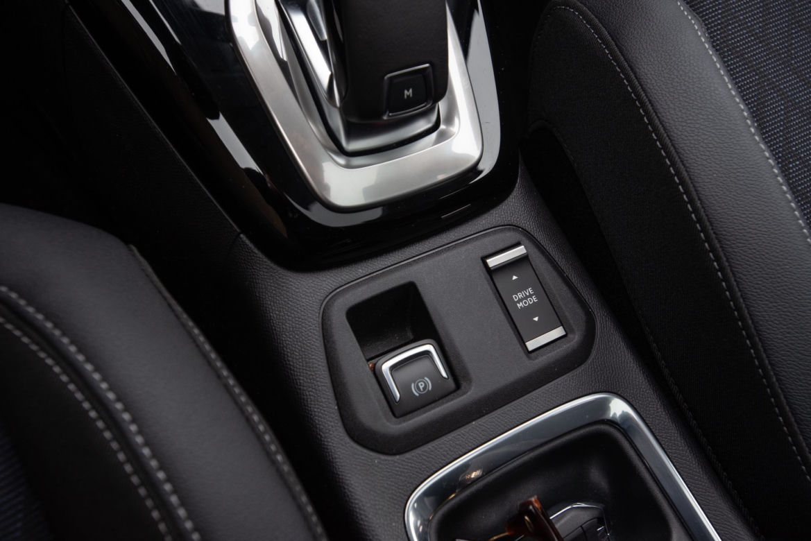 Peugeot 208 Allure vs Opel Corsa Elegance