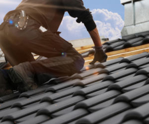 Zasady układania dachówek, blachodachówek, gontów bitumicznych i nie tylko