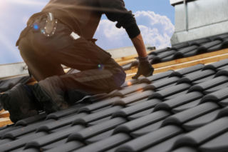 Pokrycia dachowe. Zasady układania dachówek, blachodachówek, gontów bitumicznych i nie tylko