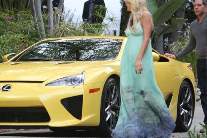Paris Hilton dostała Lexusa