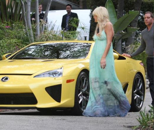 Paris Hilton dostała Lexusa
