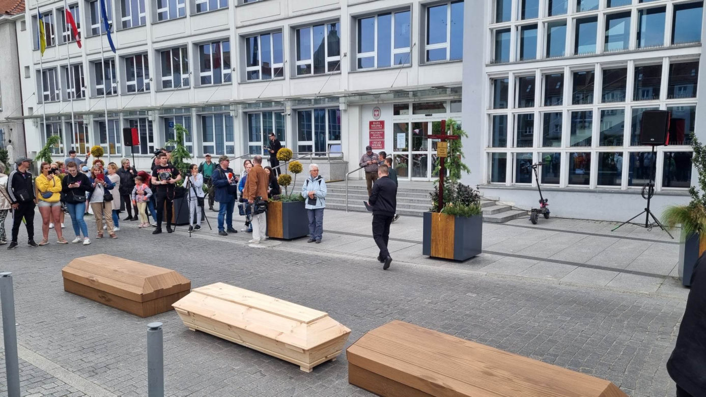 Trumny przed koszalińskim ratuszem. Mieszkańcy protestowali przeciwko zawieszeniu oddziału neurologii