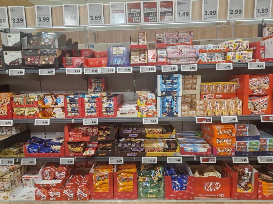 Porównaliśmy ceny w polskim i niemieckim markecie. Gdzie zarobimy tańsze zakupy na Wielkanoc? 