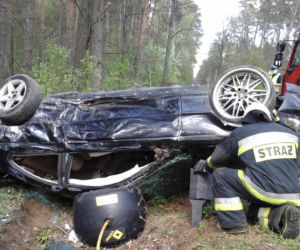Tragiczny wypadek pod Bielskiem Podlaskim. Dachowanie BMW. Kierowca zginął na miejscu