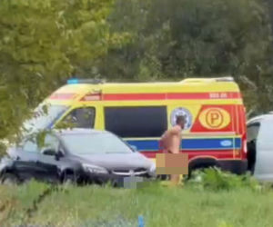 Nagi mężczyzna z maczetą biegał po ulicy! Policjanci użyli paralizatora