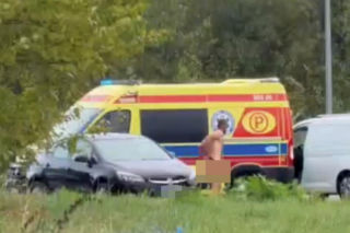 Nagi mężczyzna z maczetą biegał po ulicy! Policjanci użyli paralizatora