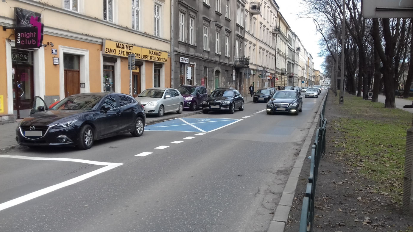 Kraków: Urzędnicy zabrali jeden pas na Dietla i zrobili tam... parking