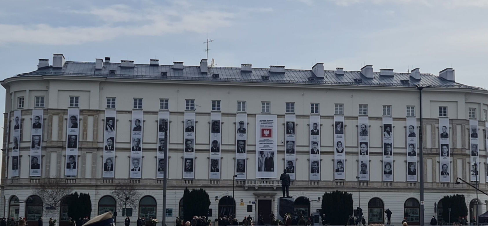 Jarosław Kaczyński podczas uroczystości złożenia kwiatów pod pomnikiem Ofiar katastrofy smoleńskiej, na pl. Piłsudskiego w Warszawie