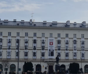 Jarosław Kaczyński podczas uroczystości złożenia kwiatów pod pomnikiem Ofiar katastrofy smoleńskiej, na pl. Piłsudskiego w Warszawie