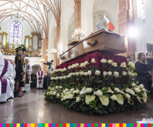 Łomża. Biskup Stanisław Stefanek pochowany. Żegnały go setki ludzi
