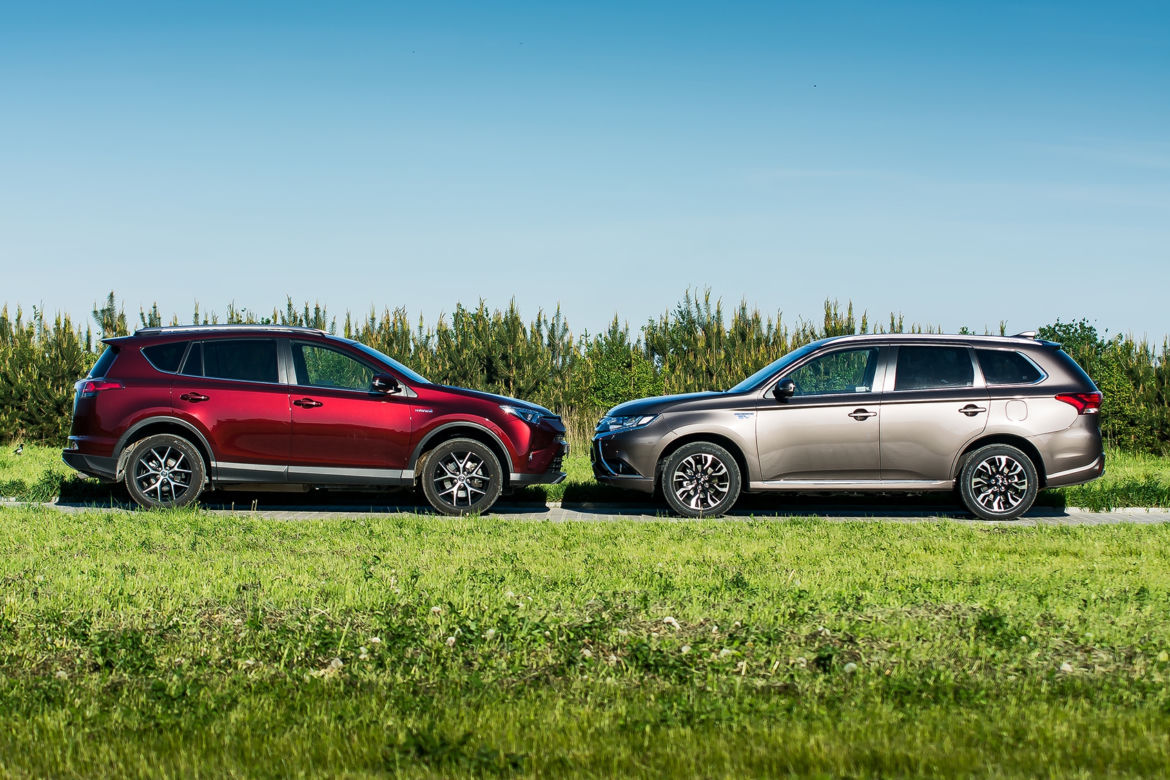 Toyota RAV4 Hybrid E-Four Prestige vs. Mitsubishi Outlander PHEV Instyle NAVI+