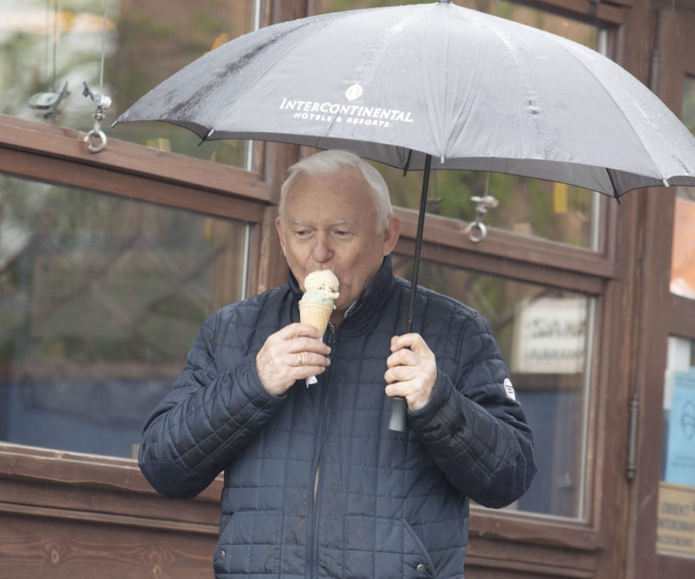 Leszek Miller wybrał sie na lody w zimną i deszczową majówkę