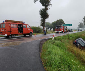 Zderzenie dwóch aut w Karolewie! Jedna osoba trafiła do szpitala [ZDJĘCIA]