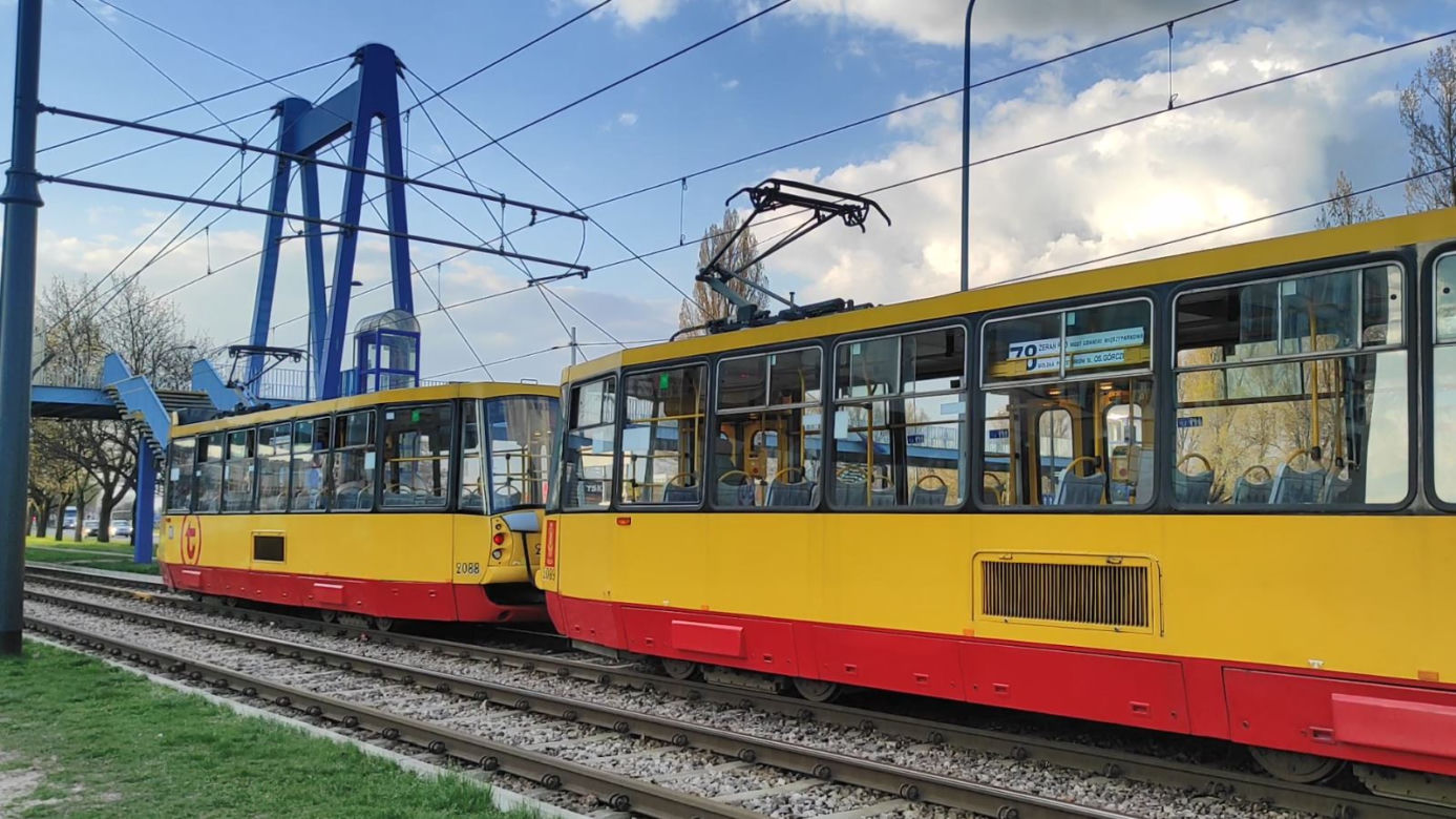 Białe aniołki przy torach. Tu pod tramwajem zginął czterolatek