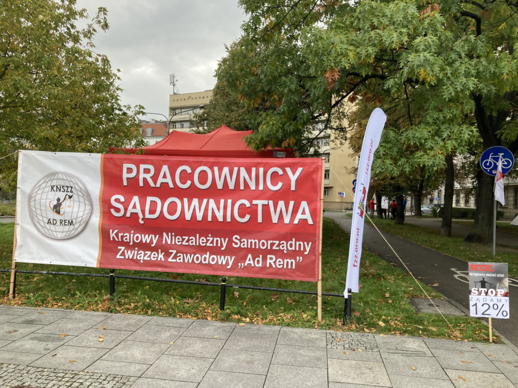 Protest pracowników sądownictwa: Tak wygląda czerwone miasteczko w Warszawie
