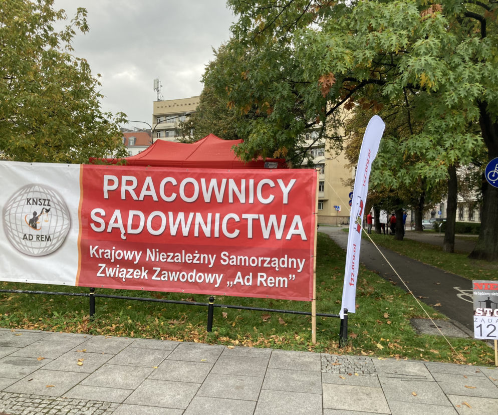 Protest pracowników sądownictwa: Tak wygląda czerwone miasteczko w Warszawie