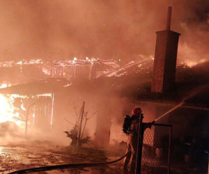 Pożar w Kościerzynie. Policjanci wynieśli z płonącego domu 94-latkę