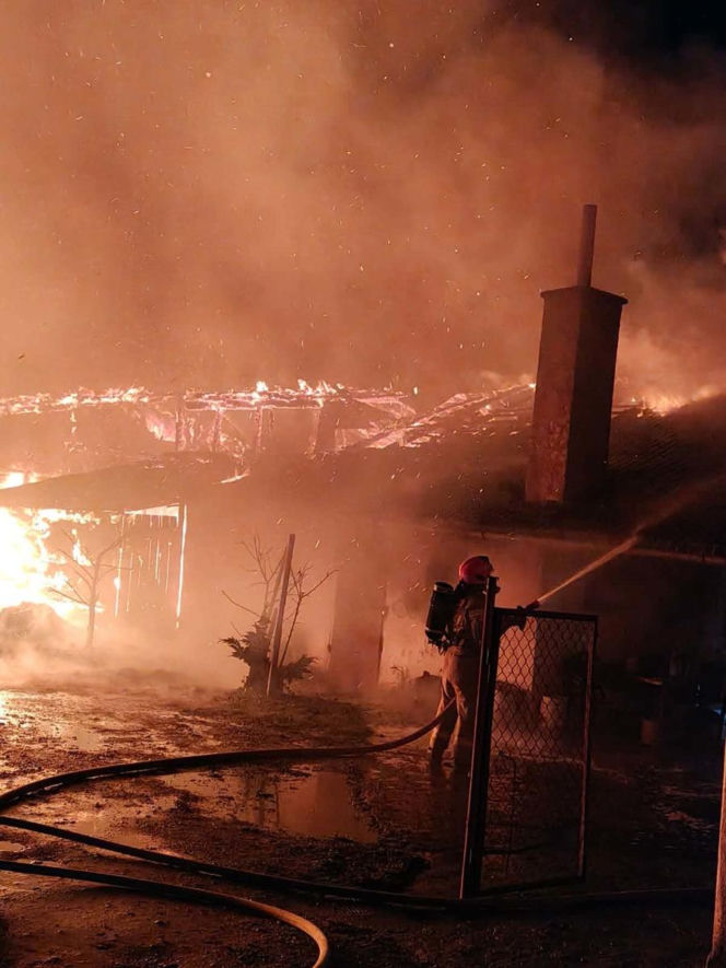 Pożar w Kościerzynie. Policjanci wynieśli z płonącego domu 94-latkę