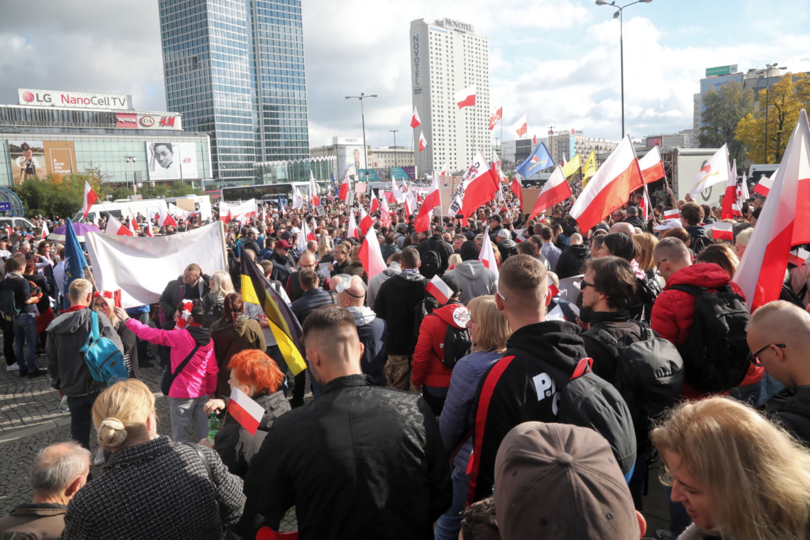 Protest antycovidowców i przedsiębiorców na Placu Defilad