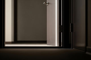 Oblężenie mieszkania w Warszawie. Co naprawdę wydarzyło się na Pradze?