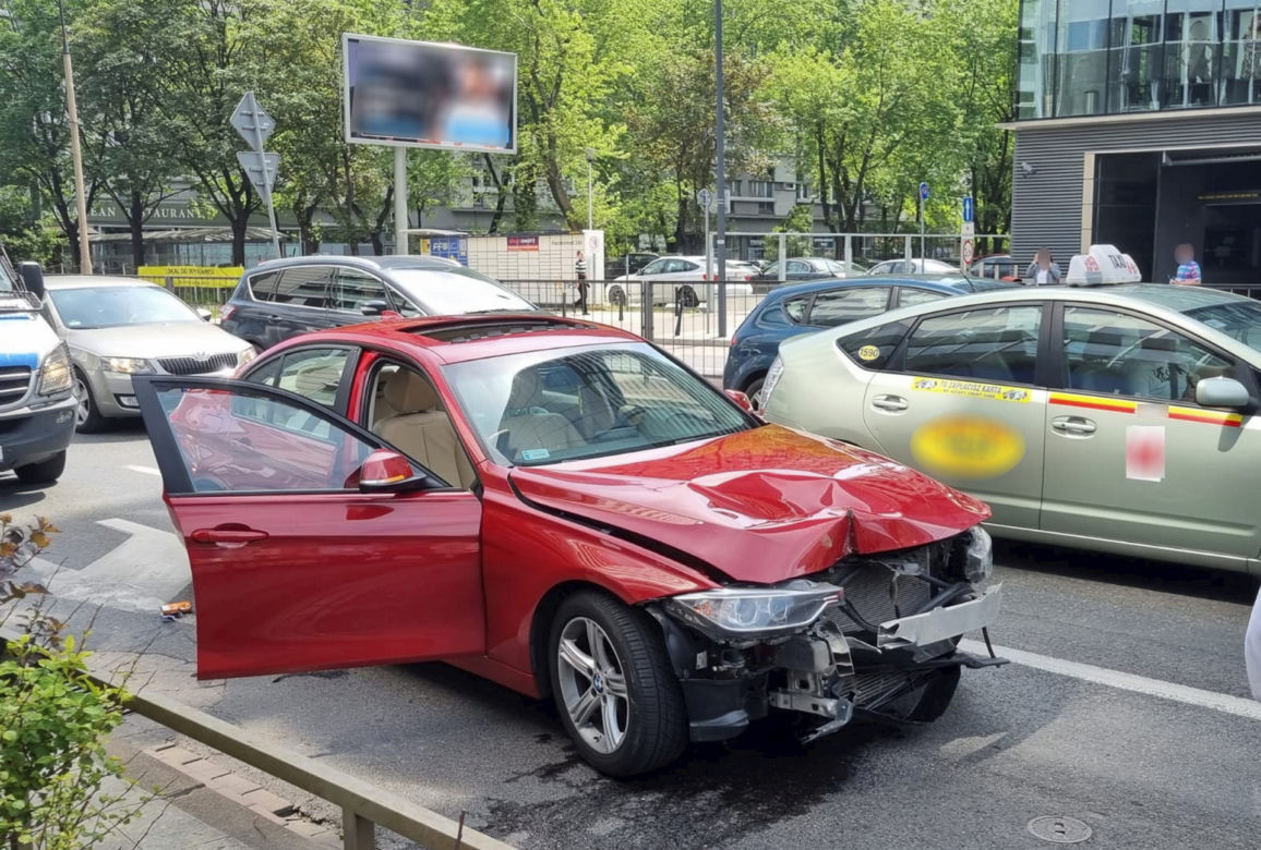Kierowca BMW w szale ranił dwóch policjantów. Sensacyjny pościg w centrum miasta